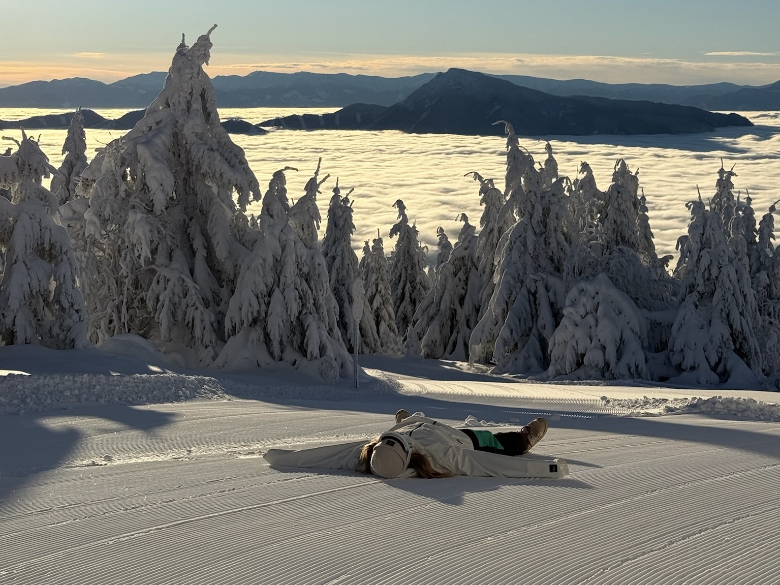 A relaxed moment on a snowy slope above the clouds at Kubínska hoľa, photographed by Dvojka Studio